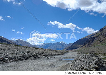 從印度拉達克地區乘摩托車旅行到陸地上的孤島Zanskar時的風景。 63480960