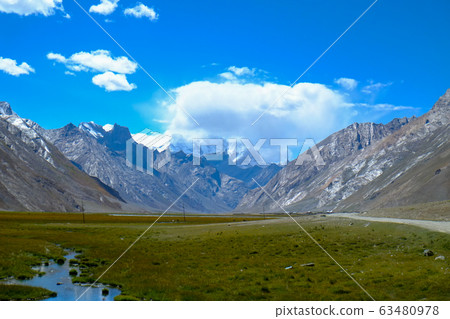 從印度拉達克地區乘摩托車旅行到陸地上的孤島Zanskar時的風景。 63480978