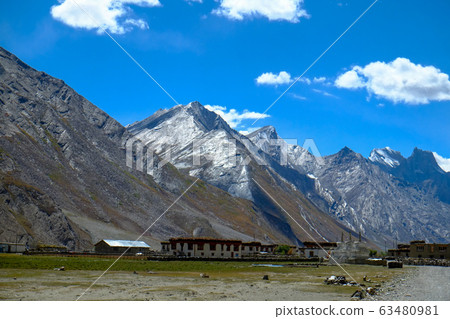 從印度拉達克地區乘摩托車旅行到陸地上的孤島Zanskar時的風景。 63480981