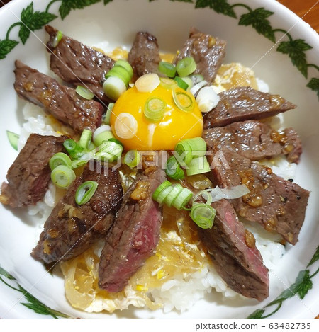 Meat rice bowl 63482735