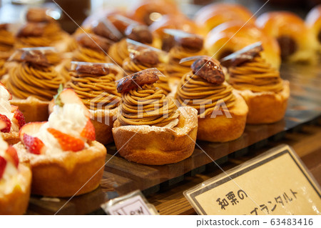 Chestnut tarts lined up in a bakery store Chestnut tarts lined up in a bakery store 63483416