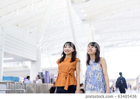 Women's travel image 63485436
