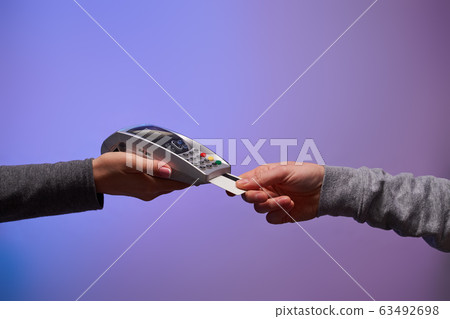 Payment by credit card via pin pad. 63492698