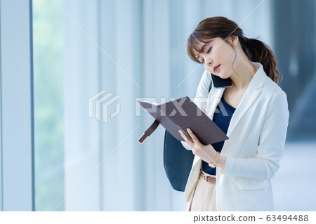 打電話的女商人企業圖像女性僱員 63494488