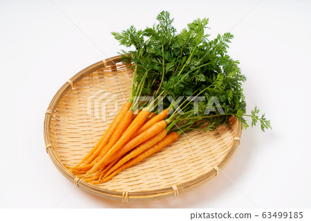 Mini carrot with leaves Mini carrot with leaves 63499185