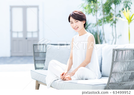Middle women Middle women 63499952