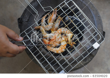 Grilled shrimps on the flaming grill Prepare 63504020