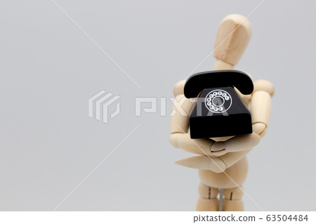 繪畫娃娃抱著等待電話的人的電話圖像 63504484