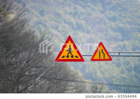 人行橫道變窄交通標誌 人行橫道變窄交通標誌 63504494