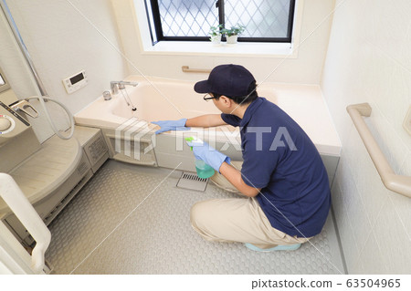 House cleaning male worker cleaning bathroom House cleaning male worker cleaning bathroom 63504965