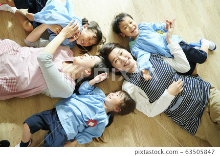 幼兒園的孩子們玩 63505847