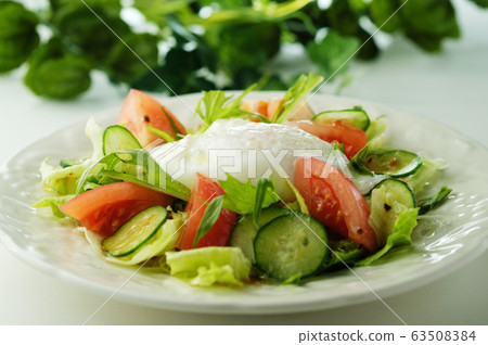 Lyon Salad (Poached Egg Salad) 63508384