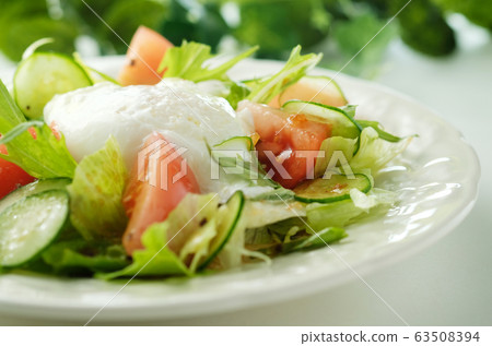 Lyon Salad (Poached Egg Salad) 63508394