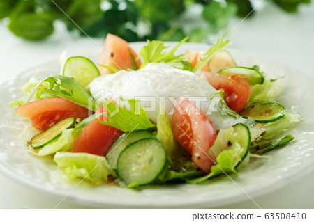 Lyon Salad (Poached Egg Salad) 63508410