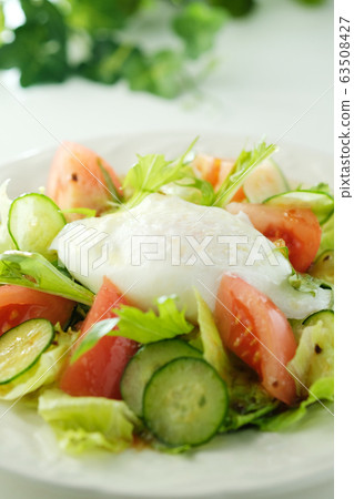 Lyon Salad (Poached Egg Salad) Lyon Salad (Poached Egg Salad) 63508427