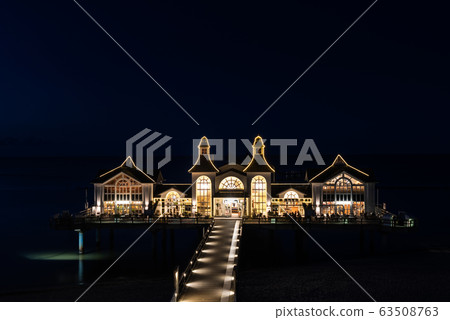 The famous Sellin Seebruecke after sundown The famous Sellin Seebruecke after sundown 63508763