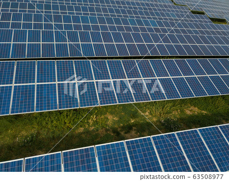 Aerial view of solar panels in solar farm 63508977