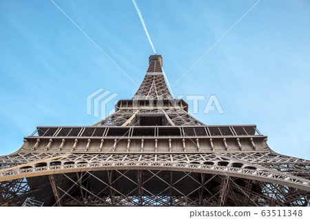 Vew of the Eiffel Tower from below . Vew of the Eiffel Tower from below . 63511348