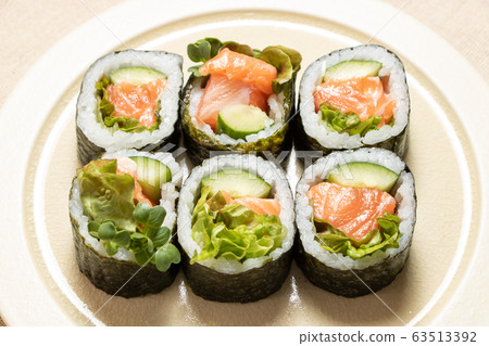 三文魚沙拉卷。 三文魚沙拉卷。 63513392