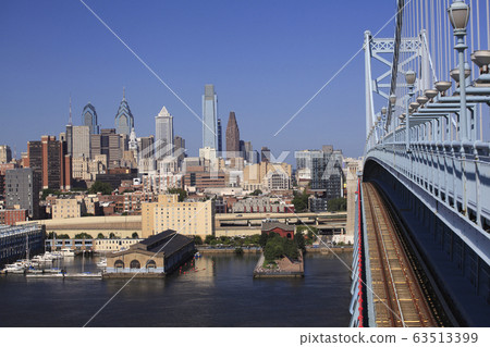 Philadelphia skyline, view from Benjamin Franklin Bridge, USA 63513399