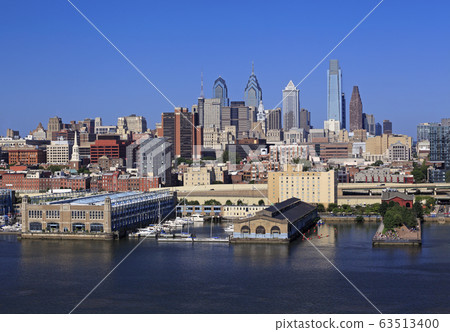 Philadelphia skyline, view from Benjamin Franklin Bridge, USA 63513400