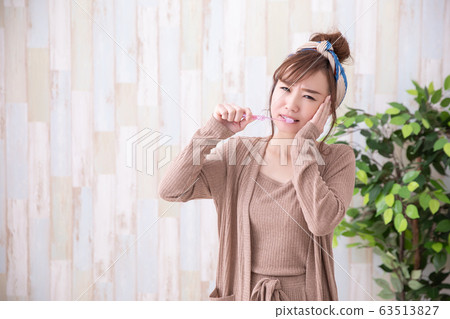 穿房間的女人 穿房間的女人 63513827