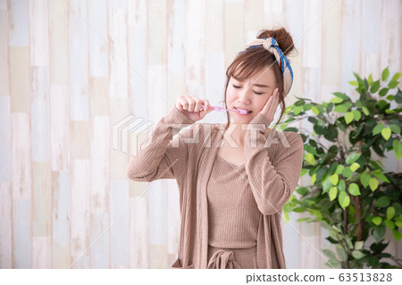 穿房間的女人 穿房間的女人 63513828