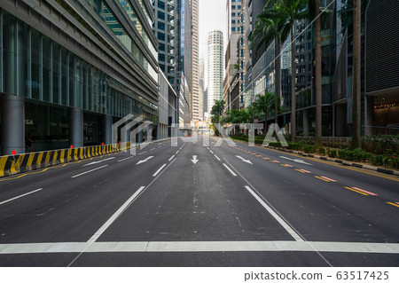 A street that has become less crowded due to the spread of the new coronavirus 63517425