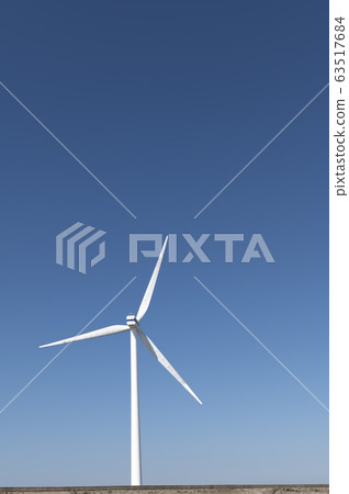 眺望茨城縣柳川海岸風力發電的風車的風景 63517684
