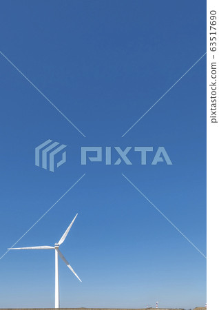 眺望茨城縣柳川海岸風力發電的風車的風景 63517690