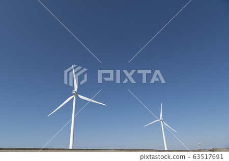 眺望茨城縣柳川海岸風力發電的風車的風景 63517691