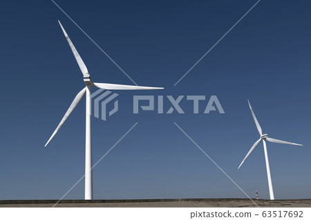 眺望茨城縣柳川海岸風力發電的風車的風景 63517692