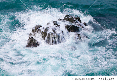 這是日本海的礁石風景，在落基山脈上有波浪警告。島根縣 63519536