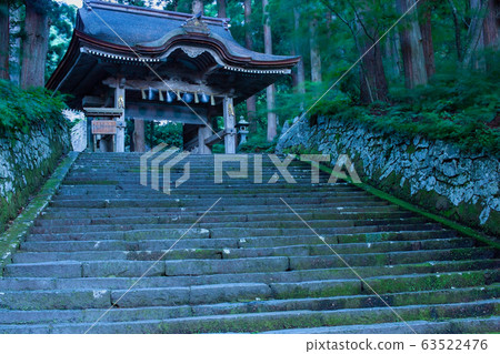 It is the mountain gate of Oyamaji Temple. Princess firefly flies at night. Exposure adjustment + comparison light Please use as a background. Tottori prefecture It is the mountain gate of Oyamaji Temple. Princess firefly flies at night. Exposure adjustment + comparison light Please use as a background. Tottori prefecture 63522476