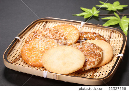 Assorted rice crackers 63527366