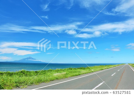 藍天和Orolon線在北海道夏天 63527581