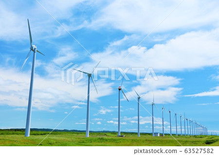 北海道夏季藍天和奧通瑞風力發電的景觀 63527582