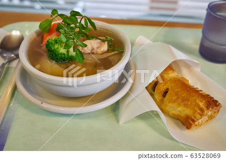 Potov and pie 63528069