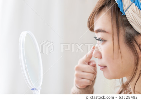 穿房間的女人 穿房間的女人 63529482