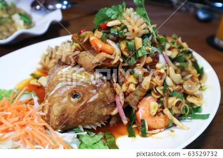 fried fish with stir-fried seafood 63529732