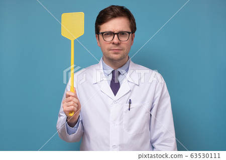 Young caucasian medical man doctor holding a fly 63530111
