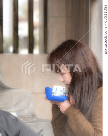 Hot spring town Women enjoying drinking spring Portrait Hot spring town Women enjoying drinking spring Portrait 63531352