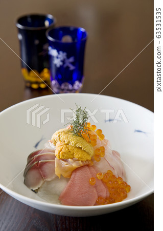 用新鮮食材烹製的精美日式料理 63531535
