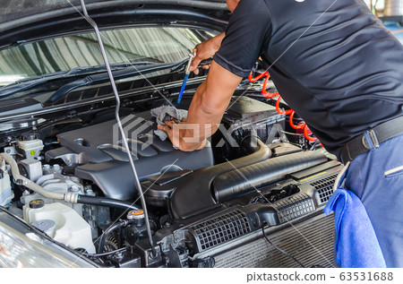 Mechanic check the engine Mechanic check the engine 63531688