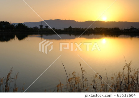Sunrise at Yakushi-ji Temple (Nishinokyo, Nara City) 63532604