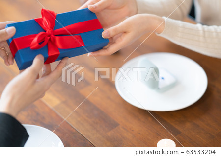 結婚紀念日禮物禮物聖誕節晚餐飯男女兩杯酒 63533204