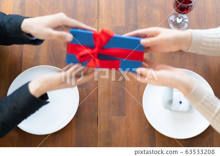 結婚紀念日禮物禮物聖誕節晚餐飯男女兩杯酒 結婚紀念日禮物禮物聖誕節晚餐飯男女兩杯酒 63533208