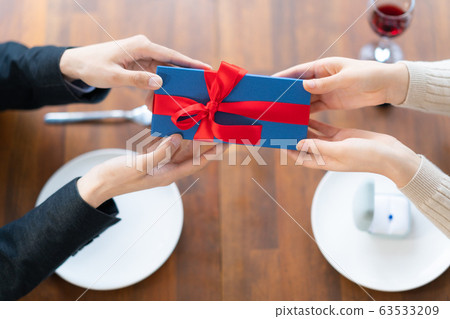 結婚紀念日禮物禮物聖誕節晚餐飯男女兩杯酒 結婚紀念日禮物禮物聖誕節晚餐飯男女兩杯酒 63533209