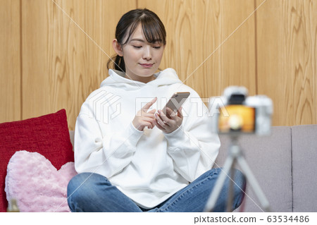 女人拍攝視頻圖像 63534486