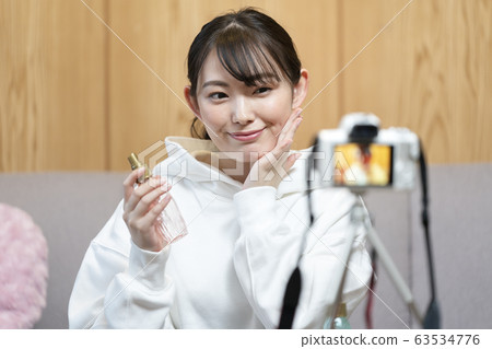 女人拍攝視頻圖像 63534776